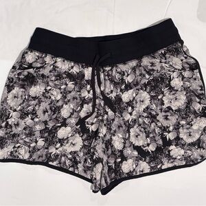 Livi Active Black & White Floral Shorts - 14/16 - Gorpcore Hiking Outdoors